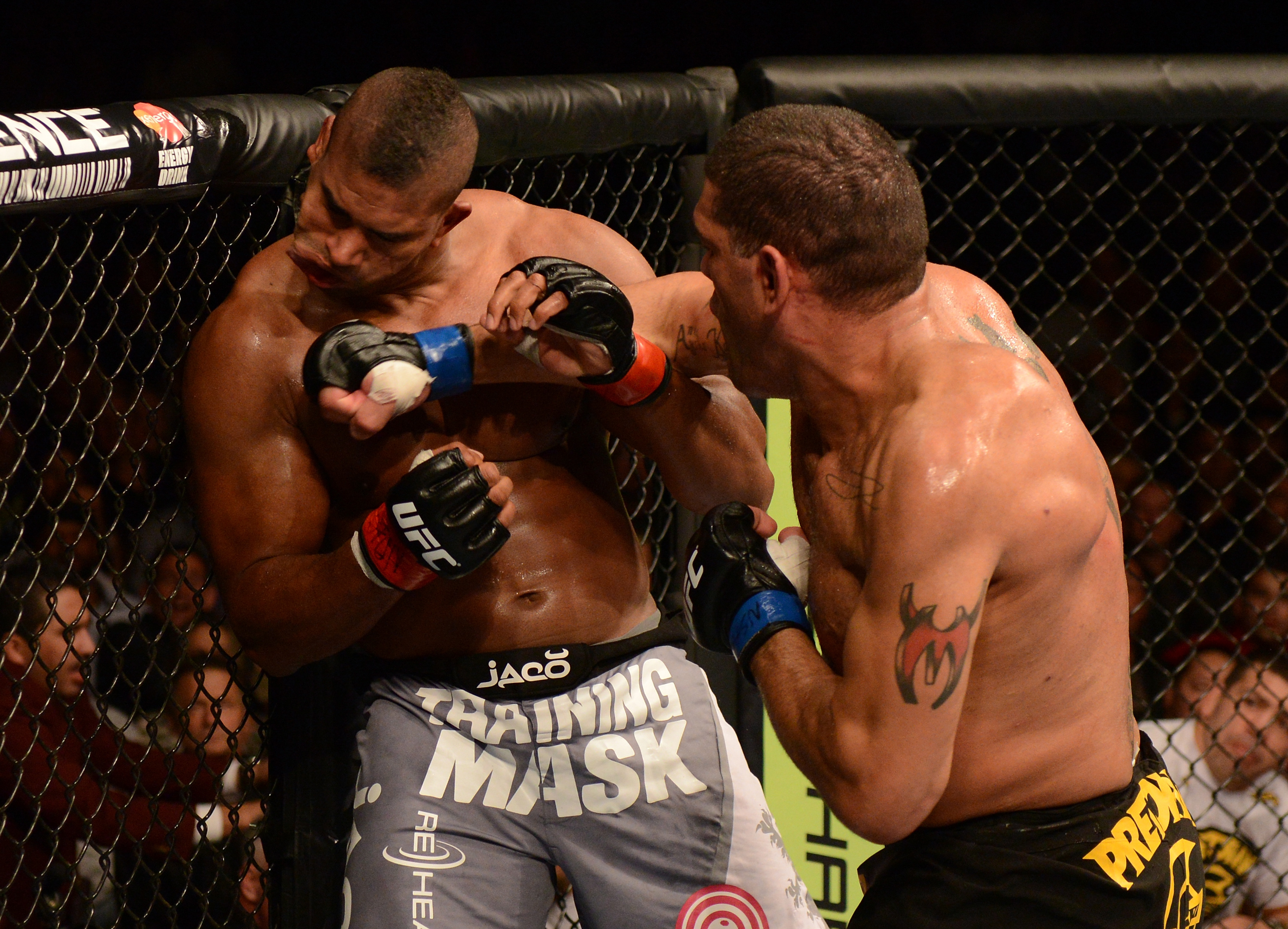 Antônio Pezão no momento do soco que abriu o nocaute. Foto: UFC/Divulgação