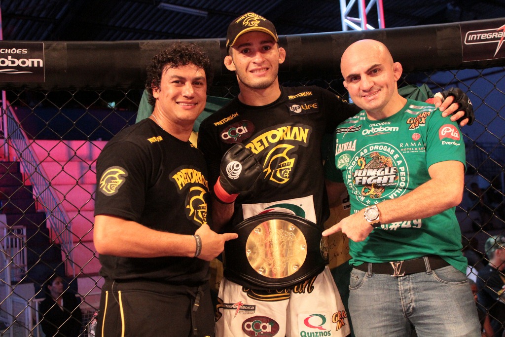 Popo, Lucio Curado, Wallid e o cinturão até 70kg do Jungle Fight. Foto: Fernando Azevedo/Divulgação