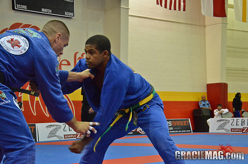 Rico Bastos troca pegada com Rafael Lovato, no Houston Open 2013. Foto: Erin Herle/GRACIEMAG