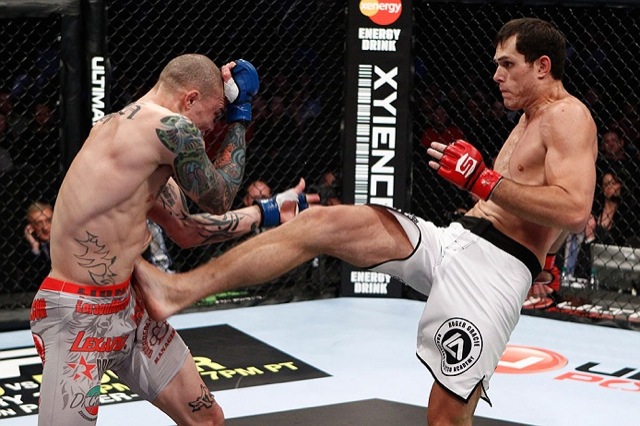 Roger Gracie solta o pisao em Anthony Smith no Strikeforce derradeiro Foto Divulgacao