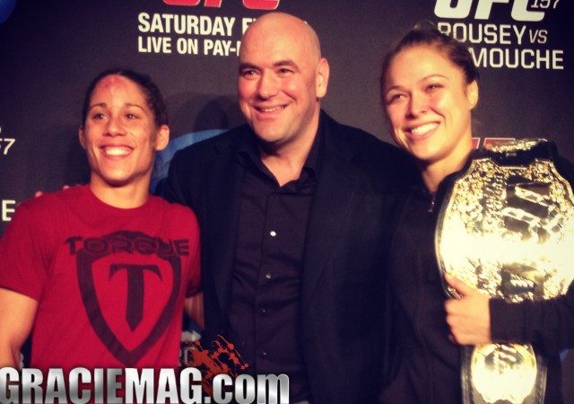 White posa com Carmouche e Rousey, primeiras mulheres contratadas do UFC. Foto: GRACIEMAG.com