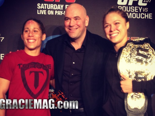 White posa com Carmouche e Rousey, primeiras mulheres contratadas do UFC. Foto: GRACIEMAG.com