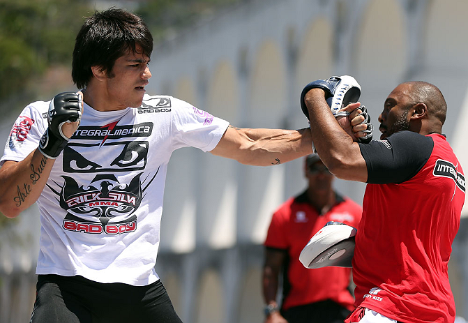 Erick Silva puxando manopla com Josuel Distak, na Lapa, RJ. Foto: Divulgação/UFC