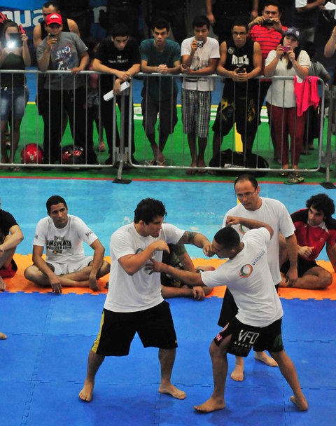 Ronys Torres ensinando movimentos de luta em pé
