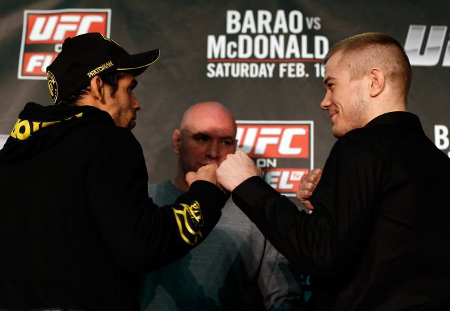 Renan Barão de frente com Michael McDonald. Foto: UFC/Divulgação