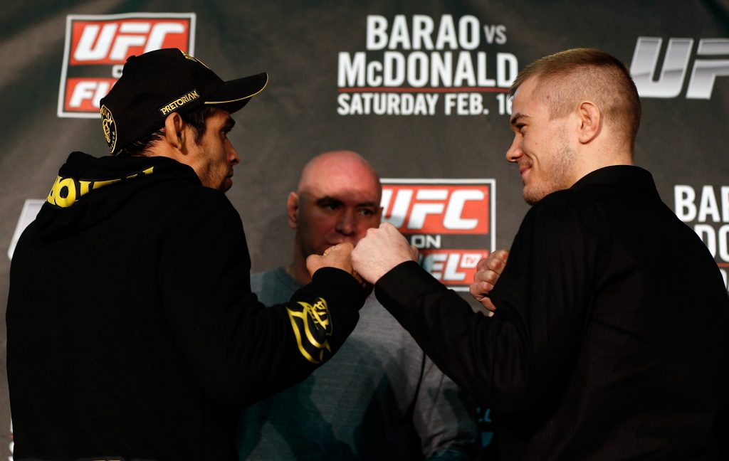 Renan Barão de frente com Michael McDonald. Foto: UFC/Divulgação