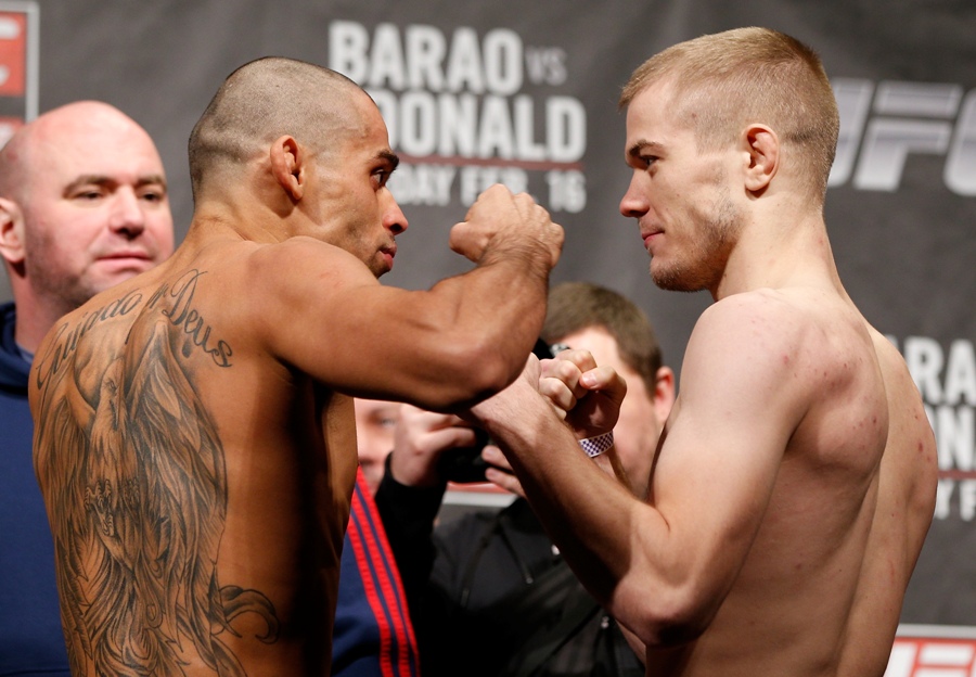 Renan Barão finaliza e mantem o cinturão interino dos pesos-galo do UFC. Foto: Josh Hedges/Zuffa LCC via Getty Images