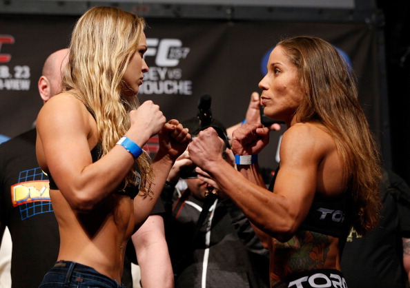 Encarada após a pesagem entre Rousey e Carmouche. Foto: Josh Hedges/Zuffa LLC via Getty Images