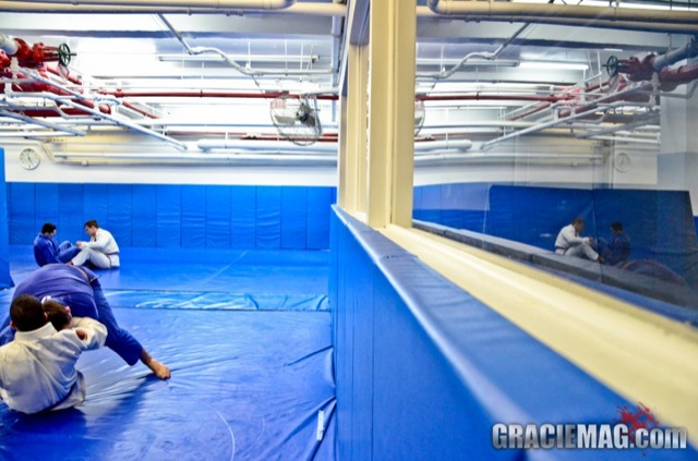 Os tatames azuis na academia Renzo Gracie em NY