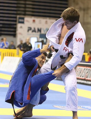 Como passar a guarda de um oponente flexível? Aprenda com Rodolfo Vieira e Rafa Mendes!