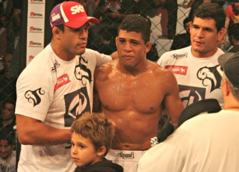 Durinho com Vitor Belfort e Cezar Mutante no córner. Foto: Leonardo Fabri