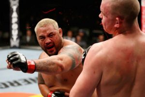 Mark Hunt na esquerda que nocauteou e quebrou a mandíbula de Struve. Foto: Josh Hedges/Zuffa LCC via Getty Images