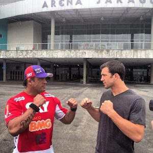 Belfort e Rockhold na primeira encarada em frente a Arena Jaraguá. Foto: Reprodução/Instagram
