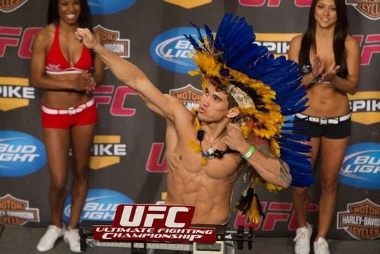 Torres bate o peso de Cocar no UFC, em 2010. Foto: Reprodução/Facebook