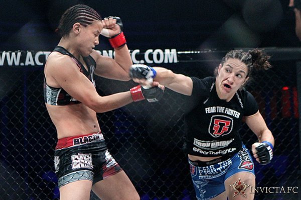 Sara McMann (direita) em sua última apresentação antes de chegar ao UFC. Foto: Divulgação/Invicta