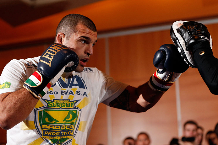 Shogun afia o boxe para enfrentar Minotouro no UFC 161. Foto: Josh Hedges/Zuffa LCC via Getty Images