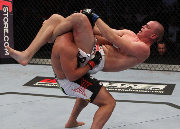 Stefan Struve mostra seu Jiu-Jitsu no UFC, apertando no triângulo. Foto: Josh Hedges/Zuffa LCC via Getty Images