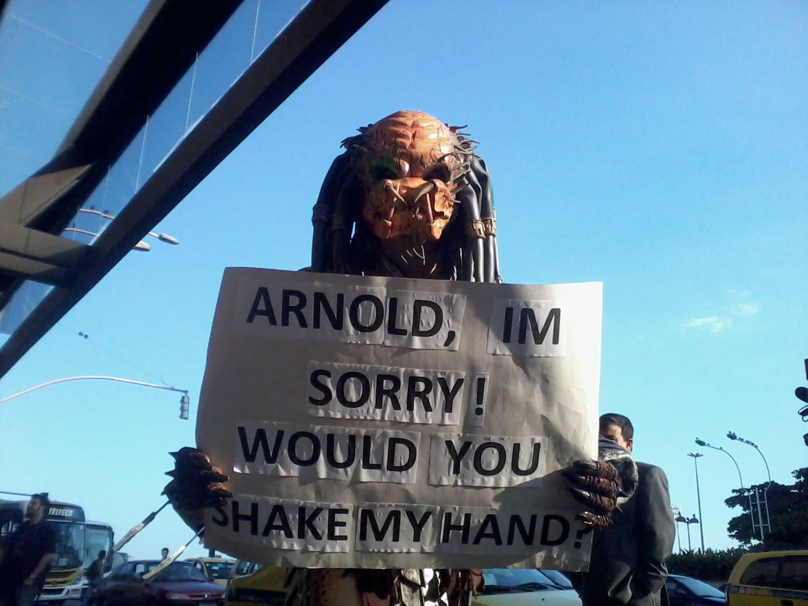 Predador se apresenta para pedir desculpas pessoalmente a Schwarzenegger. Foto: Carlos Arthur Jr./GRACIEMAG