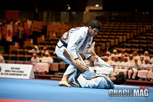 Leandro Lo faz guarda contra Lucas Lepri na final do WPJJC 2013, em Abu Dhabi. Foto: Dan Rod/ GracieMag