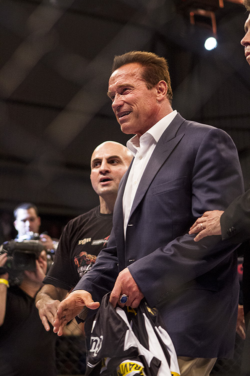 Arnold Schwarzenegger com Wallid Ismail no cage do Jungle. Foto: Gustavo Aragão/GRACIEMAG