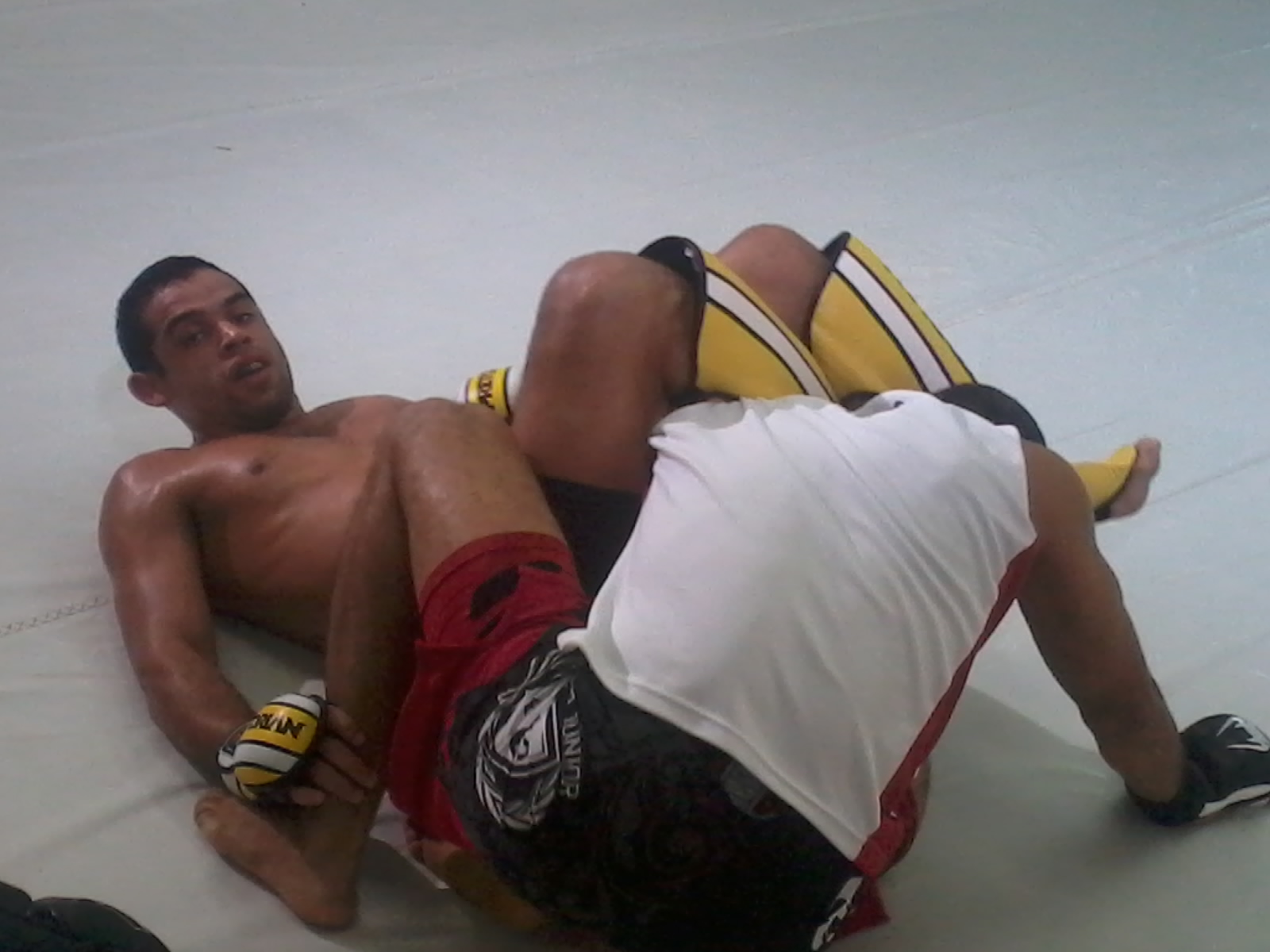 Barão encaixa um triângulo em Aldo, que escapa. Foto: Carlos Arthur Jr./GracieMag