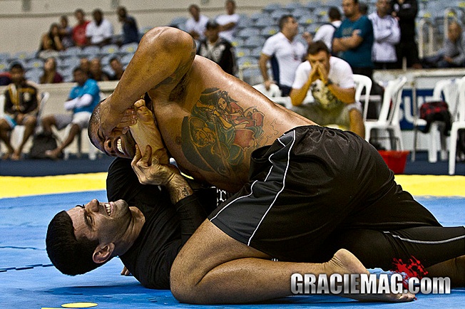 Rodrigo Cavaca aplica uma gogoplata em Kitner Mendonça na final acima de 99kg. Foto: Gustavo Aragão/GRACIEMAG