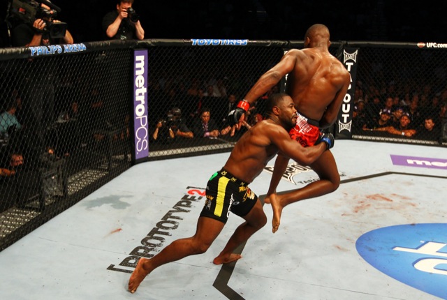 Rashad Evans tenta derrubar Jon Jones no UFC 145, em abril de 2012. Foto: Al Bello/Zuffa LLC via Getty Images