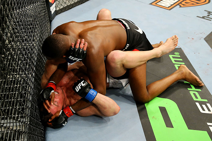 Jones derruba Sonnen, trabalha por cima, e se mantém campeão do UFC. Foto: Al Bello/Zuffa LLC via Getty Images
