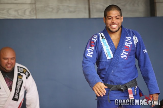 André Galvão sorri durante o treino. Foto: Erin Herle/ GracieMag