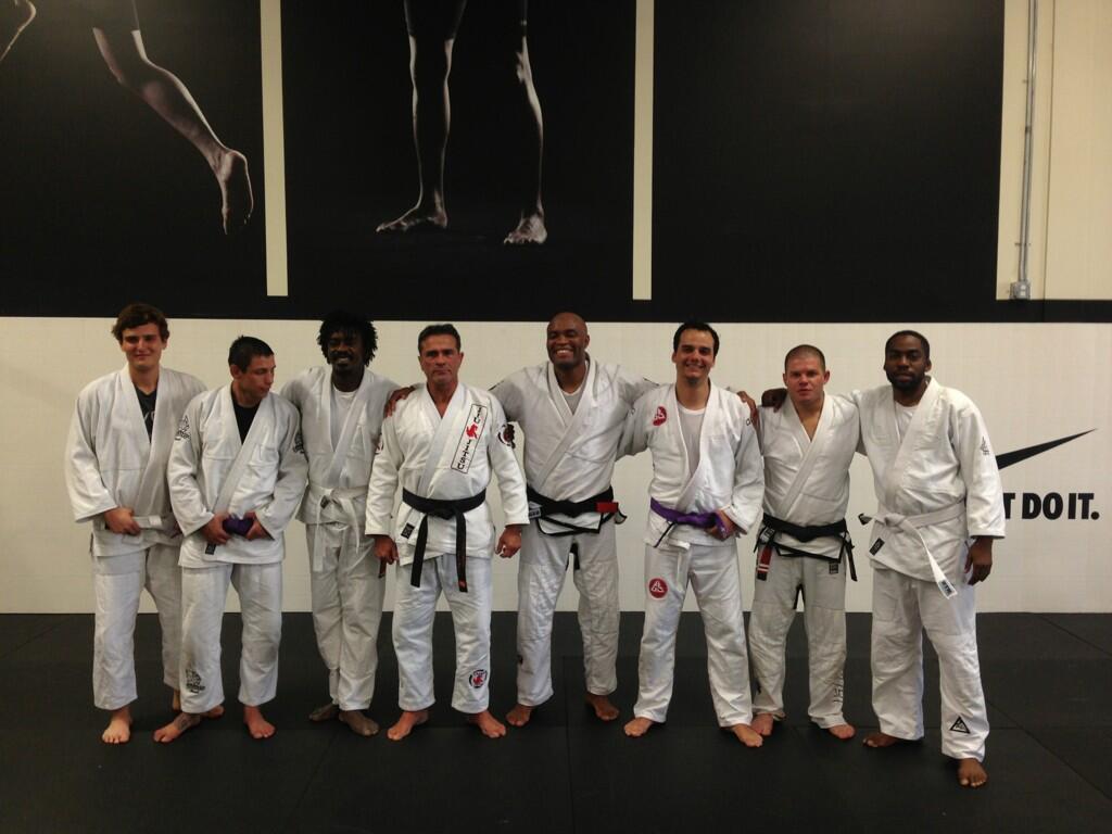 Todos de kimono para o treininho estelar na academia de Anderson SIlva. Foto: Reprodução/Twitter