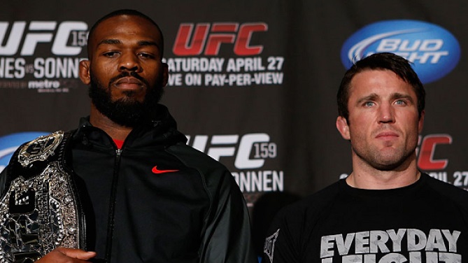 O campeão, Jones, com seu cinturão, ao lado do desafiante da noite, Sonnen. Foto: UFC/Divulgação