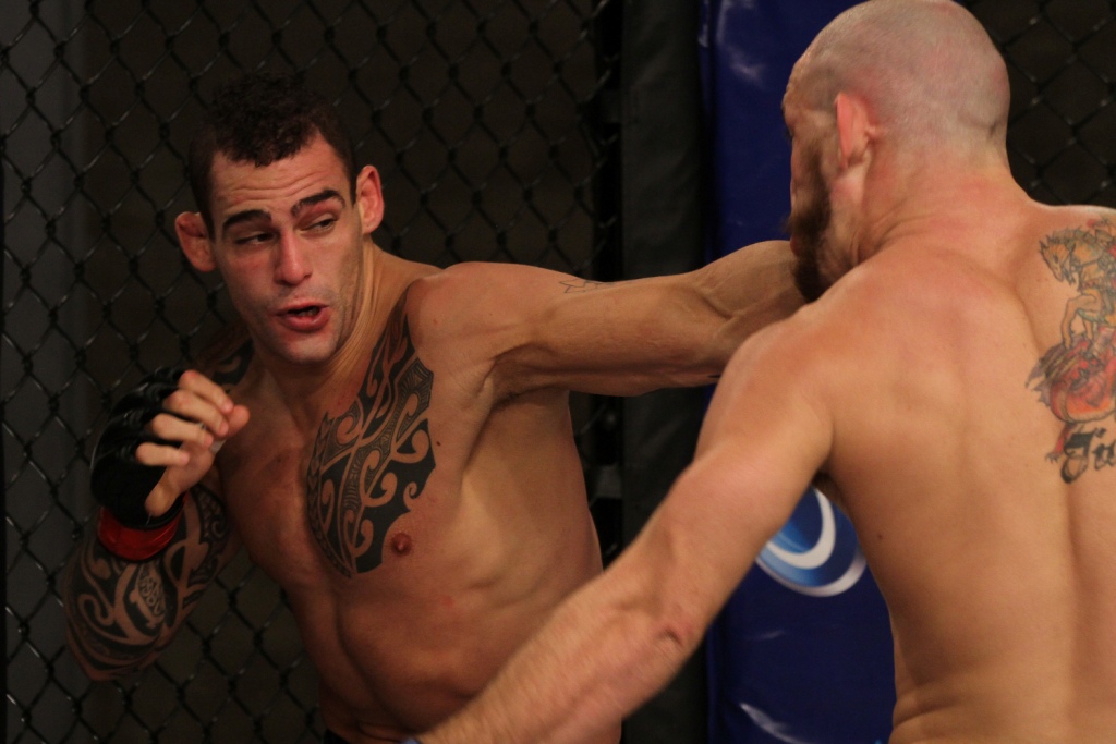 Santiago Pozinibbio vence Márcio Pedra e amplia para o time verde. Foto: UFC/Divulgação