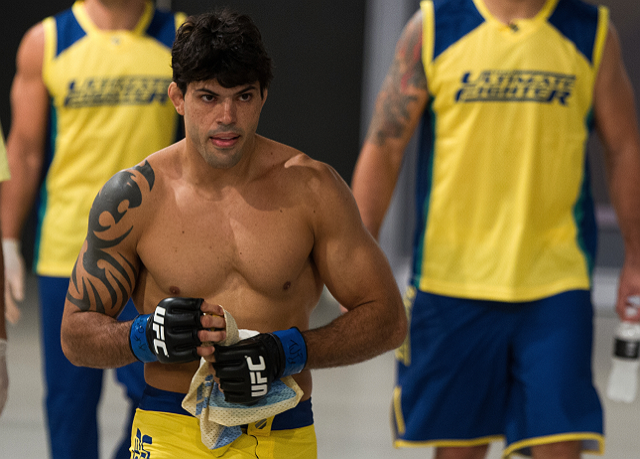 Viscardi Andrade entra na academia para a luta preliminar contra Thiago Jambo no The Ultimate Fighter Brasil 2 (Foto de Luiz Pires Dias:Zuffa LLC:Zuffa LLC via Getty Images)