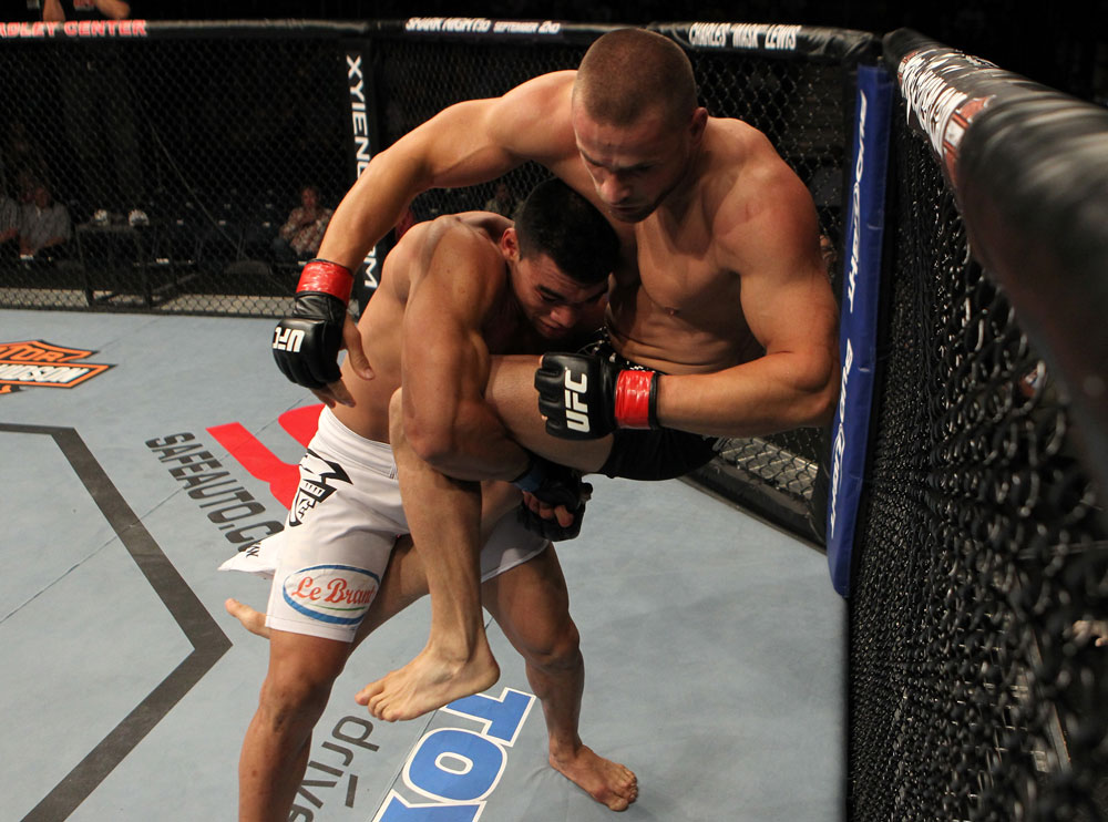 Ronny mostrou suas quedas ao estrear no UFC, contra Karlos Vemola. Foto: Josh Hedges/Zuffa LLC via Getty Images