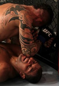 Ponzinibbio castiga com cotoveladas. Foto: UFC/Divulgação