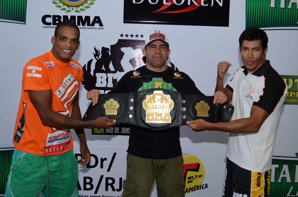 Alan Nugett, Amaury Bitetti e Claudiere Freitas com o cinturão do Bitetti Combat. Foto: Deive Coutinho/Divulgação