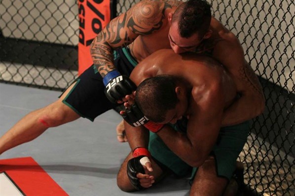 Santiago golpeia Foguete por cima. Foto: UFC/Divulgação