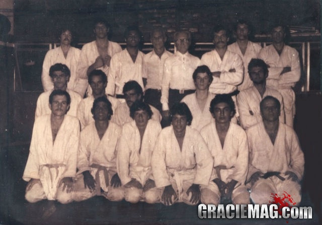 Carlos e Helio Gracie posam após treino com Rolls e a família. Alvaro Romano está na foto, é o segundo de joelhos, da esquerda para a direita. Foto: Divulgação/GRACIEMAG