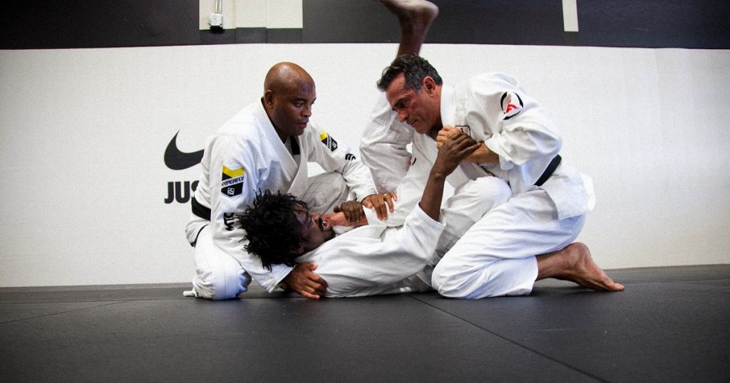 Seu Jorge rolando com Joinha sob o olhar de Anderson Silva. Foto: Anderson Zaca