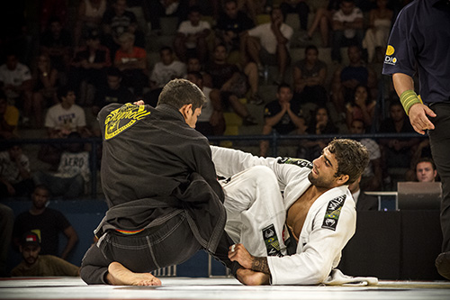 O campeão Leandro Lo na final com Diego Borges, no GP dos Leves. Foto: Gustavo Aragão/GRACIEMAG