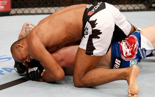 Jacaré apagou Chris Camozzi com um katagatame, no primeiro assalto. Foto: Josh Hedges/UFC