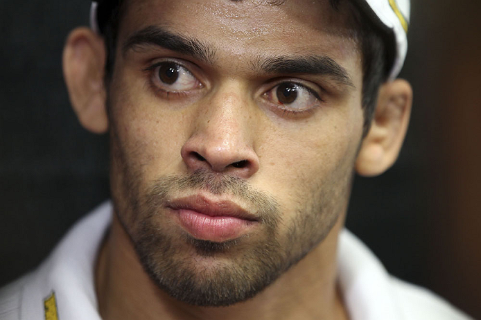 Renan lamenta contusão mas avisa: "Vou voltar mais forte". Foto: UFC/Divulgação
