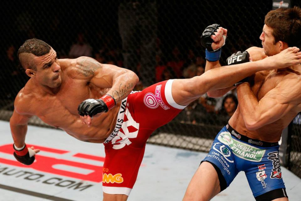 Vitor Belfort acerta Luke Rockhold com seus novos chutes Foto UFC