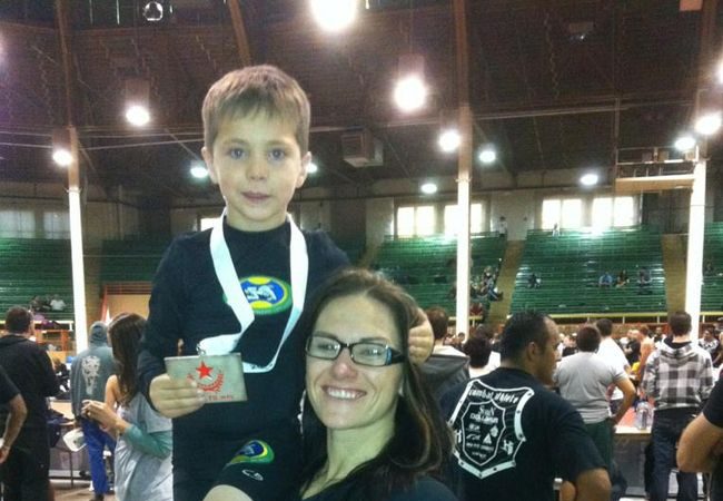 Veja o armlock voador de Cat Zingano no Grapplers Quest de Jiu-Jitsu