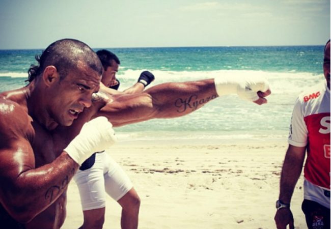 Vídeo: o treino na praia de Vitor Belfort para encarar Rockhold no UFC