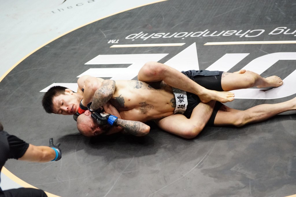 Shinya ajusta o mata-leão que lhe daria o cinturão do One FC 8. Foto: One FC/Divulgação