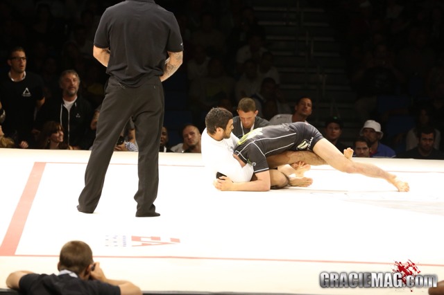 Kron Gracie vence Shynia Aoki na única finalização da noite. Foto: GRACIEMAG