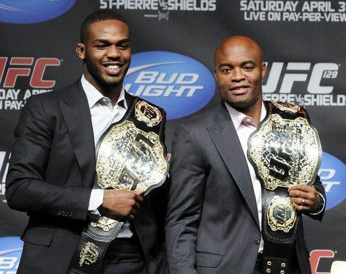 Jon Jones, Anderson Silva e seus respectivos cinturões. Foto: UFC/Divulgação