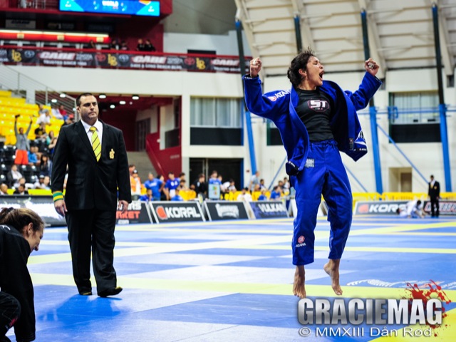 Ana Carolina Vieira vibra ao vencer a final do absoluto azul, no Mundial 2013 em Long Beach. Foto: Dan Rod