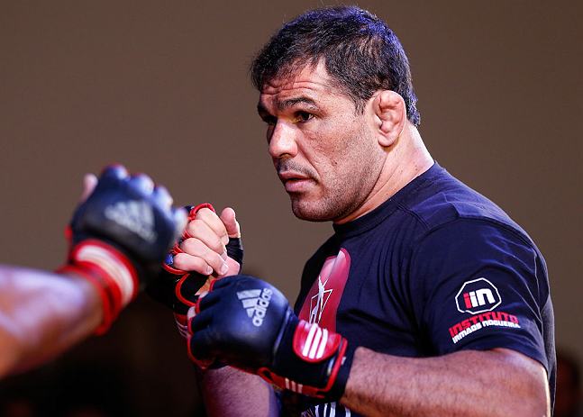 Minotauro espera voltar aos treinos o quanto antes. Foto: Josh Hedges/Zuffa LLC via Getty Images